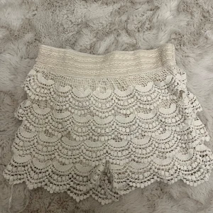 Spetsshorts - Super fina shorts i spets, köpta utomlands. Inga defekter i fint skick🌸