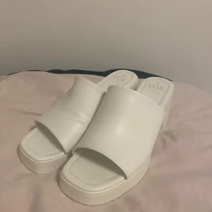 Oanvända klackskor - Jätte fina klackskor som jag aldrig fått ett tillfälle att ha på mig!🥰 Köpta för 400kr 