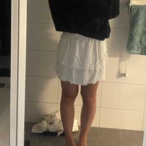 Vit kjol - En fin vit kjol som man kan ha på två olika sätt, genom att välja ut och in den! En töjbar och perfekt basic kjol! Den har även dubbla lager vilket gör att man kan ha vad som helst under 🫢