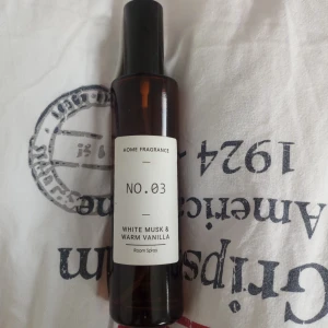 Room spray - Säljer min room spray då jag har köpt nya dofter, denna luktar väldigt gott, passar som en höst/vinter doft! Säljer den för 25kr + frakt!