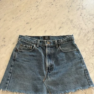 Jeanskjol - Jättefint jeanskjol i bra skick. Säljer den då den inte passar längre💗 Priset kan diskuteras