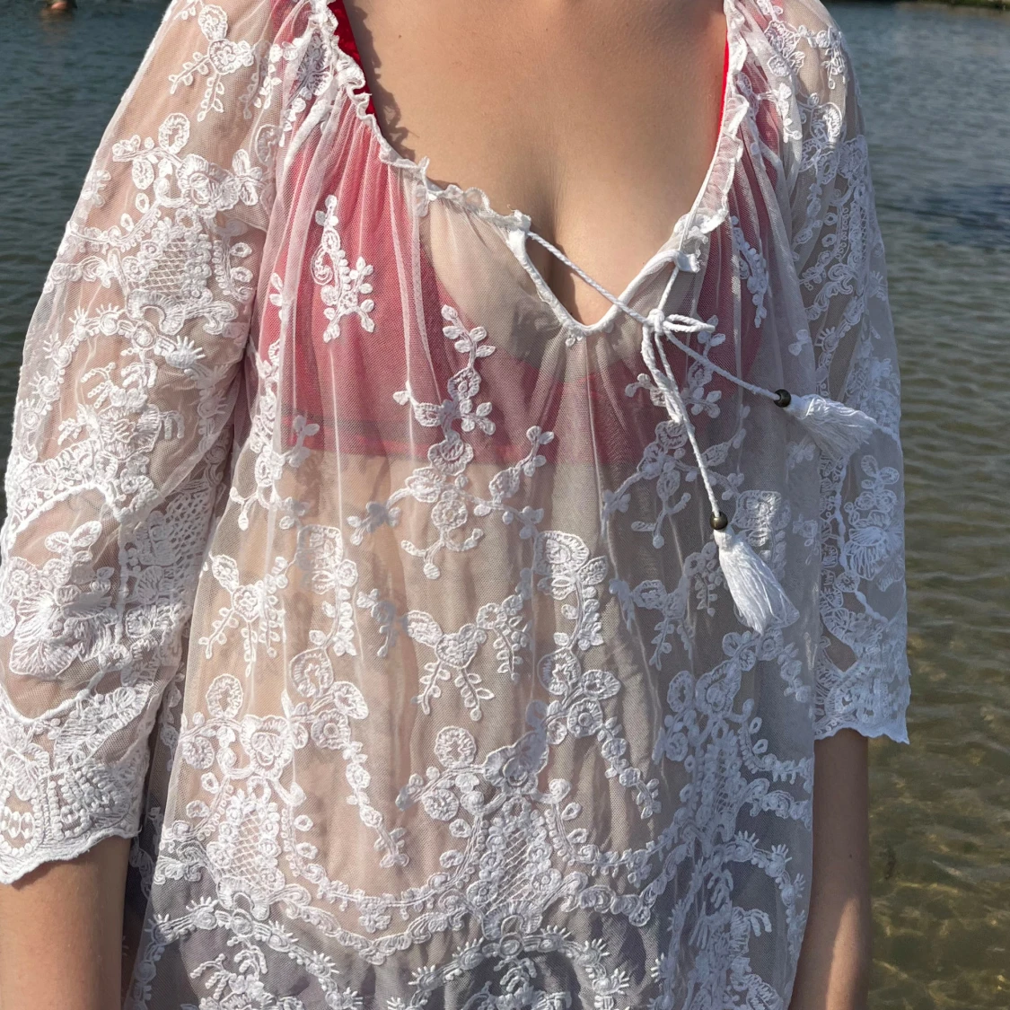 Vit spetsblus med knytband - 90