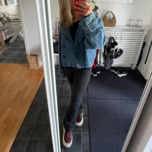 Jeansjacka - Superfin jeansjacka från Gina som inte kommer till användning! Storlek M men passar mig som har S normalt! Super fint skick💕nypris 499