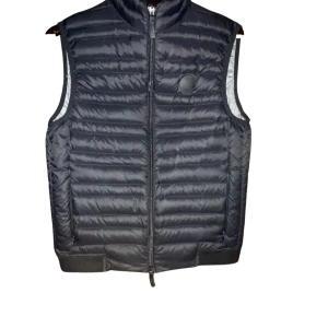 Armani exchange väst - Säljer denna fina Armani exchange väst som är i väldigt gott skick, tveka inte att höra av dig vid fler frågor.  (Nypris 1999kr) mitt pris 449kr.