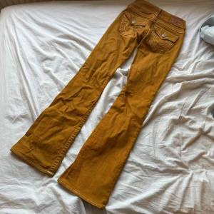 bootcut lågmidjade true religion jeand - jättefina true religion jeans. midja rakt över 32cm , innerben är 82cm