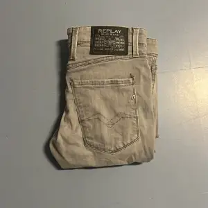 Tja säljer nu ett par jeans från replay i modellen anbass och i färgen grå i storlek 30. Nypris 999kr mitt pris 199 kr skriv vid frågor eller funderingar!