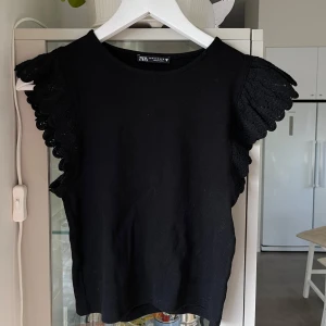 Zara topp  - Svart zara topp med virkade volang axlar, använd ett få tall gånger. Köpt i London så hittade ingen bild på Zaras hemsida🖤säljer då jag inte använder den längre men är fortfarande som ny 