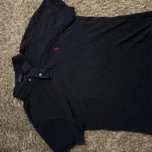 Ralph lauren pike slim fit - Jätte fin Ralph lauren pike. Storlek L slimfit så den kommer garanterat krama dina armar. Sälj billigt för 250