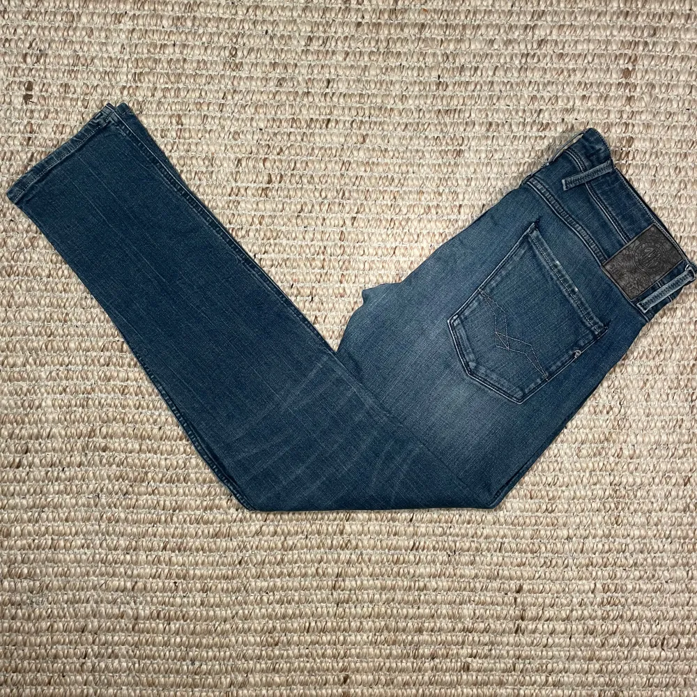 Ett par otroligt feta replay jeans i mycket bra skick och inga defekter. Storlek W30 L32 och modell anbass. Pris kan diskuteras. Har flera jeans på min profil!. Jeans & Byxor.