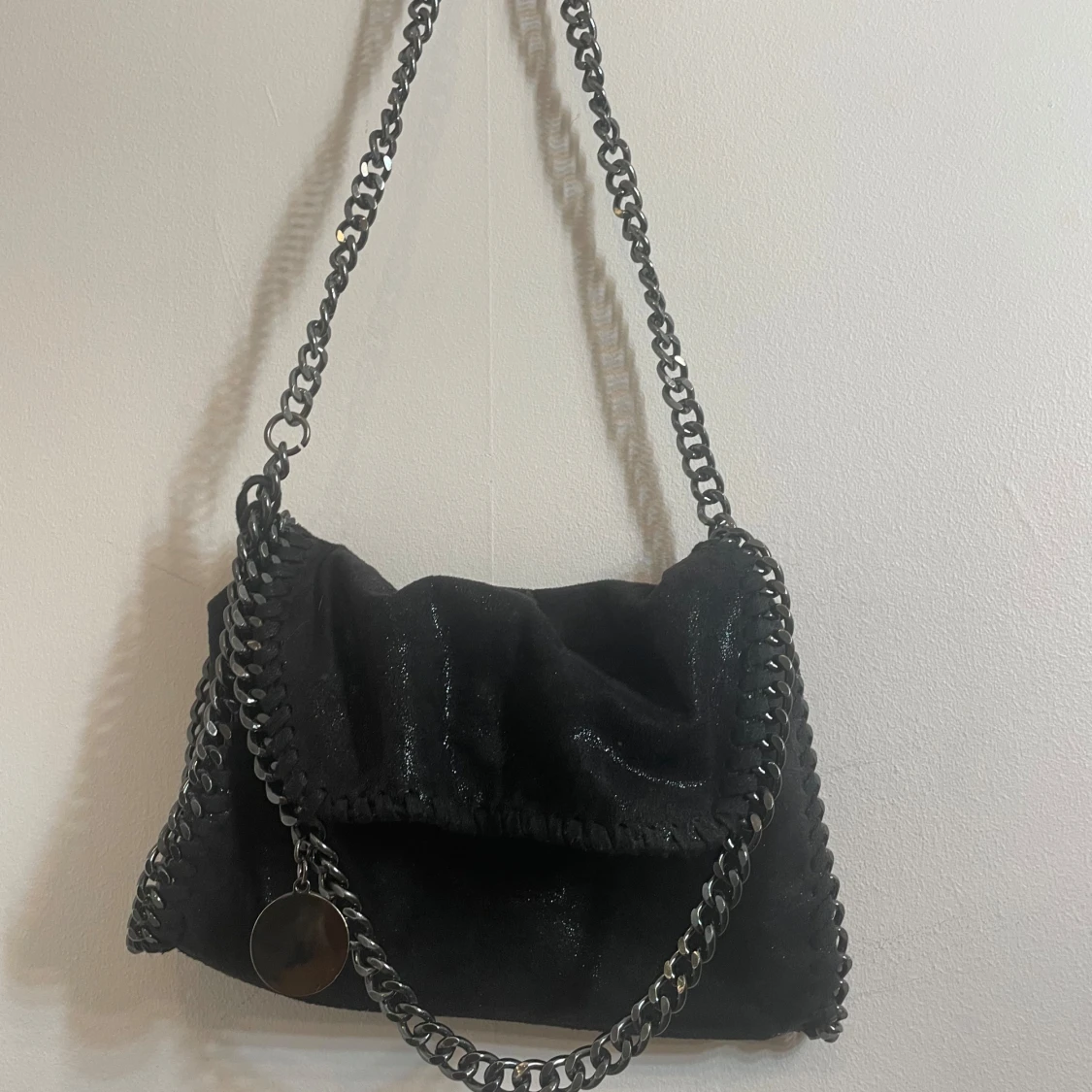 Svart väska med kedja