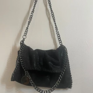 Svart väska med kedja - Bra skick, bara använd några gånger.