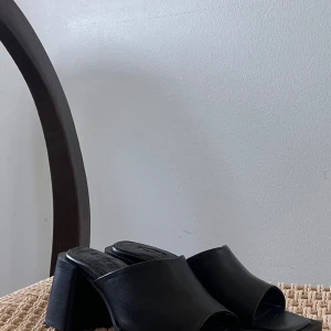 Klackskor  - Svarta klackar i skinn, aldrig använda. Storlek 37.