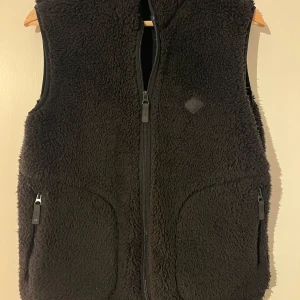 J.Lindeberg fleece väst - Mycket bra skick Skriv om du har frågor.