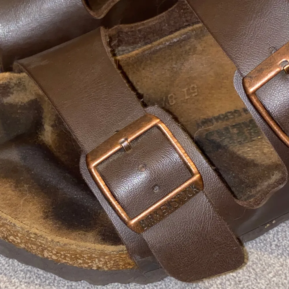 Birkenstock Arizona  Storlek: 36 Färg: Mörkbrun Skick: sparsamt använda, fint skick Nypris: 995:-. Skor.