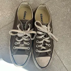 Converse skor i strl 37,5. Grå/gröna, mer åt det mörkgröna hållet. Använda, men i fint skick. Rengörs innan köp 🌻