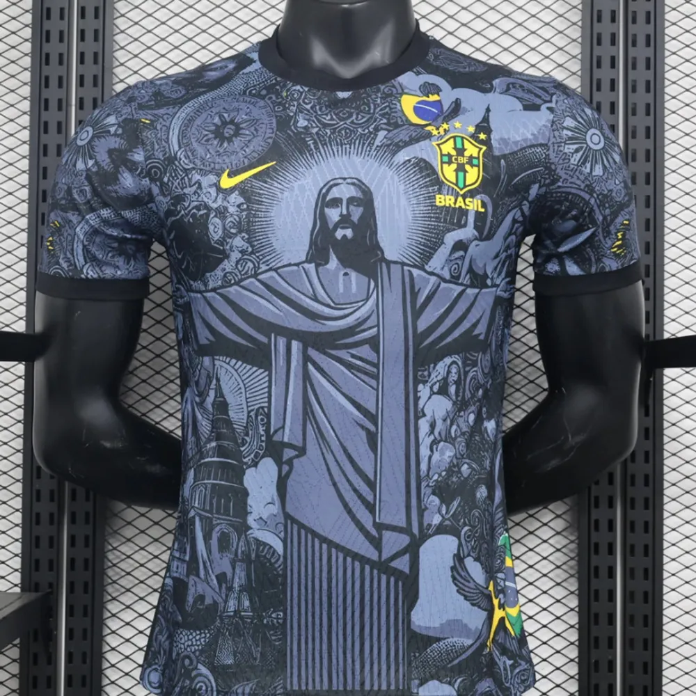 Säljer en riktigt cool fotbollströja från Nike med Brasiliens emblem. Tröjan är kortärmad och har ett unikt mönster i svart och grått med en stor bild av Kristusstatyn på framsidan. Perfekt för alla Brasilien-fans som vill sticka ut!. T-shirts.