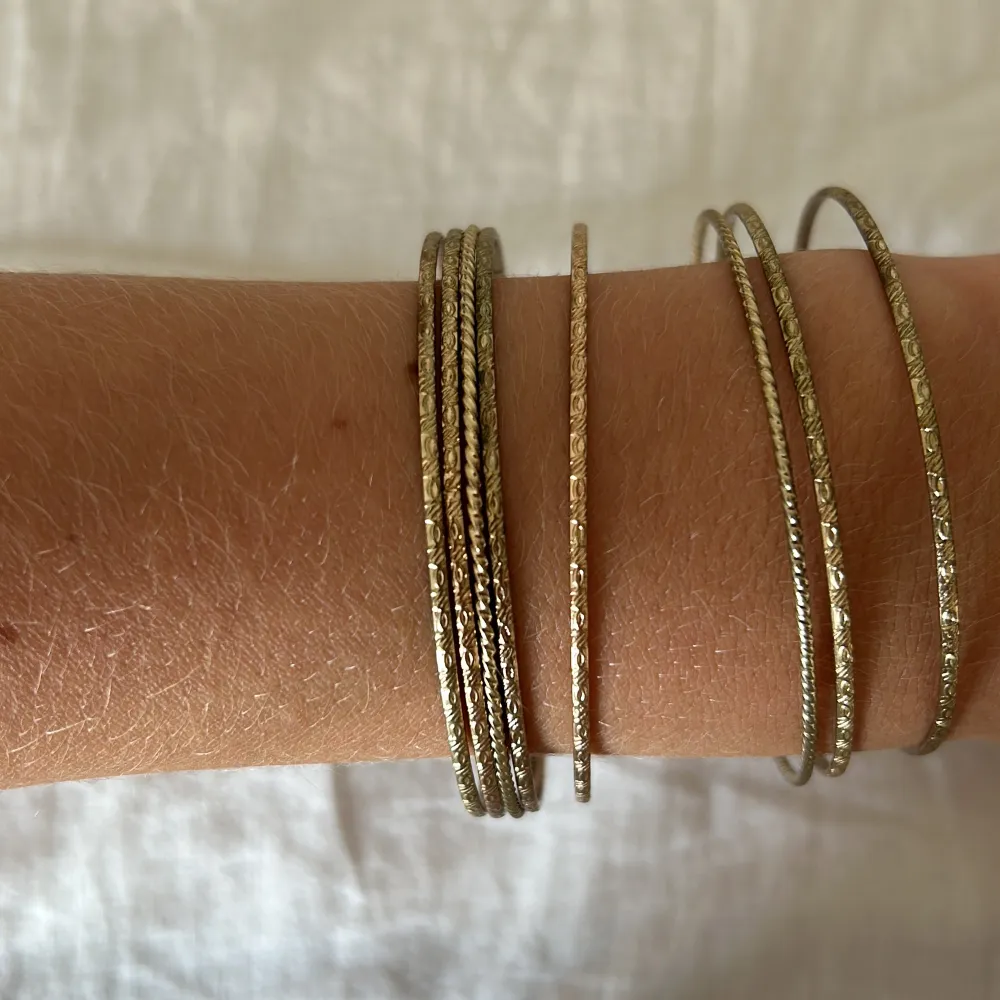 9st guldmönstriga armband, även kallade ”bangels” Skitsnygga att komplettera outiften med 🌟 säljer för 30kr stycket 🥰. Accessoarer.