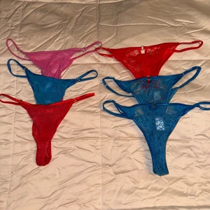 Helt nya Lounge Wear stringtrosor strl M. - Helt nya Lounge Wear stringtrosor i strl M. Ordpris: 220 kr  Mitt pris: 100 kr st eller 12st för 1000 kr  Obs! Röda och rosa till vänster är sålda.