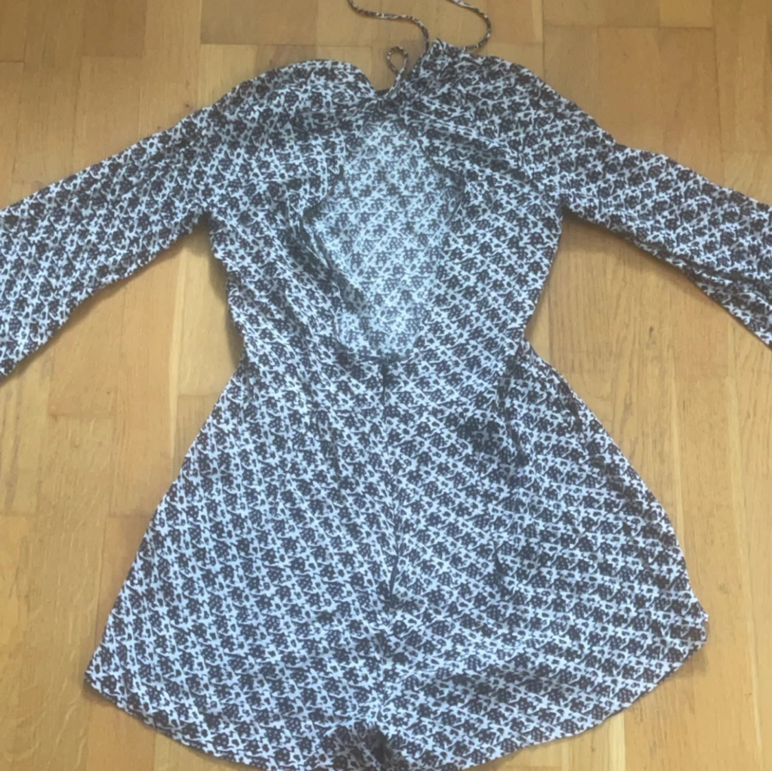 Klänning med öppen rygg - 91