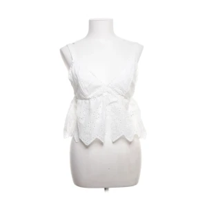 Vit topp PULL&BEAR - Söt vit topp från pull&bear. I gott skick.🤍 