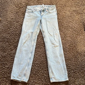 Weekday jeans  - Tänkte ta och själva mina supersnygga Weekday jeans som tyvärr är för små för mig. Dom är använda men har inte defekter. Skriv gärna om du är intresserad😊