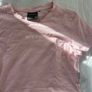 Nicce t-shirt  - Jätte söt kortare t-shirt från märket NICCE, nästan aldrig använd💕