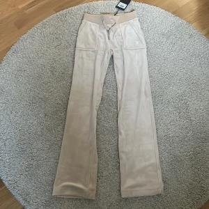 Beige mjukisbyxor från Juicy Couture - Säljer ett par oanvända Juicy couture byxor som är beiga. De är i storlek xs.