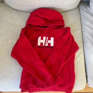 Helly Hansen hoodie - Röd jätte fin hoodie från Helly Hansen. Köpt för väldigt länge sedan, men är fortfarande i mycket bra skick då den ej använts mycket. På lappen står storlek L, men de är mycket liten i storlek o passar bättre på M/S.