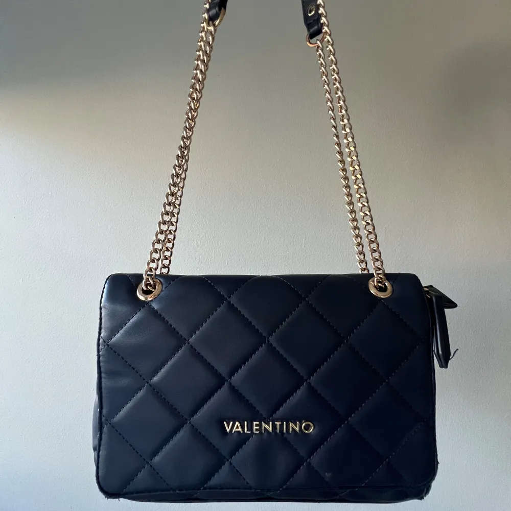 Säljer min mörkblå valentino väska, mycket bra skick. Köpt för 1600kr.. Laukut & Käsilaukut.