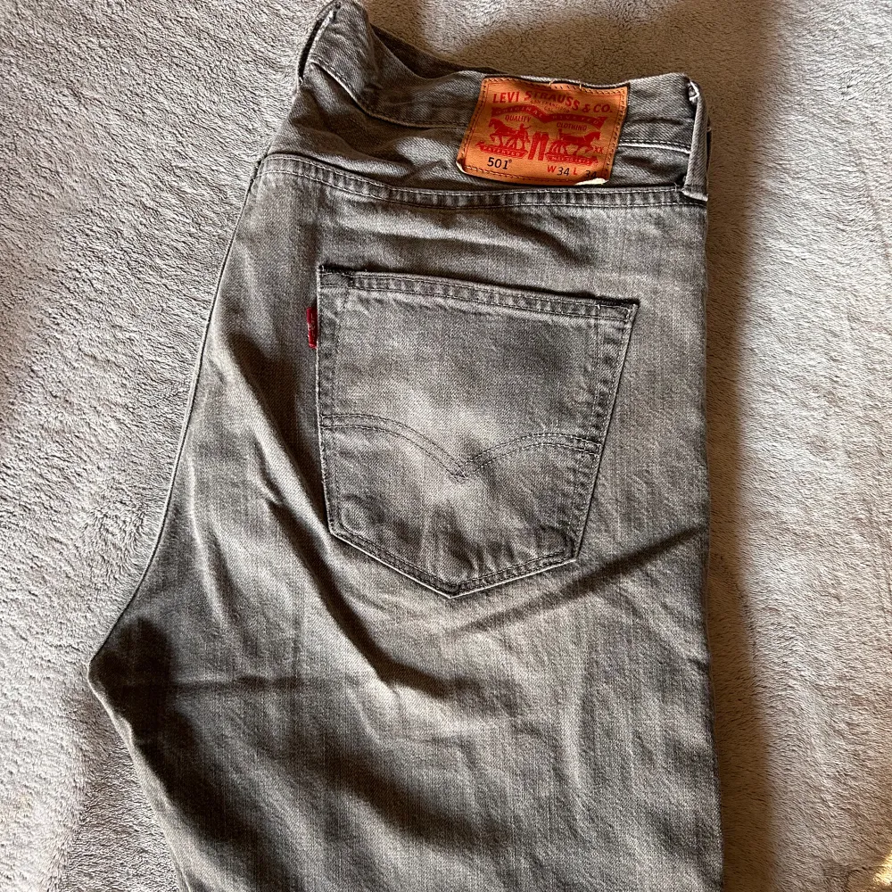 Jeans från Levi’s - storlek 34-34 (Stämmer inte, sitter som storlek 40!!!) Äldre modell, 501. . Jeans & Byxor.