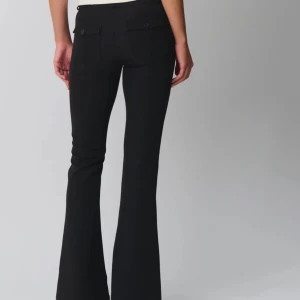 Kostymbyxor från Gina - Svarta kostymbyxor från Gina, helt oanvända. Byxorna har en dragkedja och 2 knappar & även fickor med knappt som är inte fejk. Säljer då jag har 2 par i Xs och S 