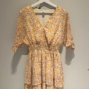 Blommig klänning - Säljer min supersöta klänning! Är absolut i gott skick men använder tyvärr inte längre. 