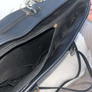 Väska - Helt okej skick, trasiga dragkjeda men fortfarande stängas. Hantaget ganska slitet men den andra är på och den är oanvända. Säljer pga för liten. Ny pris 600kr