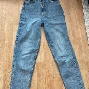 Blå jeans från Divided - Säljer ett par blå jeans från HM Divided i storlek S. De är högmidjade och har en straight passform. Jeansen är i bra skick🤗