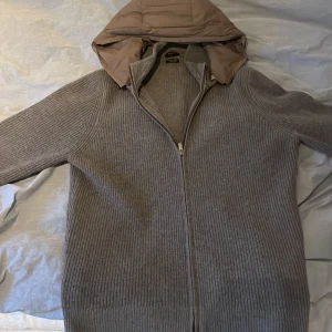 Massimo dutti cardigan - Storlek M perfekt för hösten och kallare väder. Luvan går att tas av och sättas på, säljs inte längre
