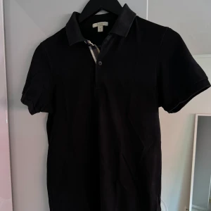 Burberry Piké  - Hej säljer denna riktigt feta burberry piké/polo då jag inte använder den längre. Den är i hyfsat bra skick, inga flaws eller sånt endast vanligt användning! Stryker självklart den om den önskas innan den skickas! Pris kan diskuteras vid snabb deal!