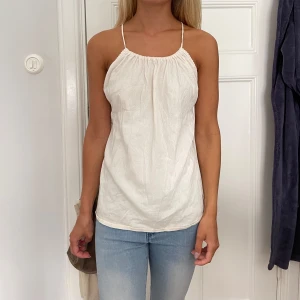 Massimodutti topp - Vit/ ljusrosa topp från massimodutti i storlek S. Väldigt sparsamt använd, inga defekter.