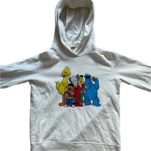 Kaws x Uniqlo x Sesame hoodie - Jättesnygg äkta Kaws x Uniqlo hoodie i storlek xs. Den har ett litet hål på högra armen och har också två fläckar på högra armen men det kan säkert tvättas bort, skick 6,5/10. Tveka inte på att höra av dig vid frågor och funderingar 