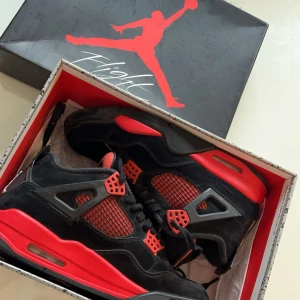 Jordan 4 Red Thunder  - Säljer dessa Jordan 4 för dom inte passar längre. Boxen och nya skosnören ingår, bra skick och dom är äkta. Pris kan diskuteras Vid trevlig och snabb affär.