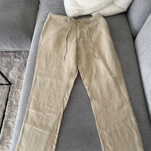 Linnebyxor från Gant  - Linnebyxor från Gant med regular fit. Fint skick inga defekter. Ny pris 1400. Hör av er vid frågor