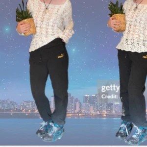 Puma svarta och guldiga mjukisbyxor  - Trevliga snygga brallor som använts kanske 10 gånger för streetdance med mera (när de fortfarande passade) 👍  de är halvt baggy och nästan nyskick! Troligtvis från Stadium ca 2018 Tvättlappen/skötselråden bortklippt 😱