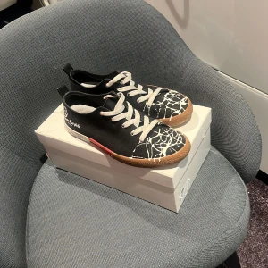 Maison Margiela - Tjena säljer ett par feta maison margiella skor. Det är en speciel edition som ej går att få tag på. Nu pris ligger ungefär på 5000-6000tusen. Colab är, Maison margiellaXconvers. Om ni har några frågar är det bara att fråga🙌🏻🙌🏻 Tar emot byten👍🏻 