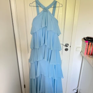 Volangklänning  - Aldrig använd, lapp kvar