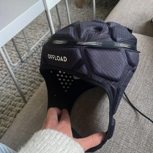 Huvudskydd - Ett huvudskydd för de som vill idrotta efter hjärnskakning. Aldrig använd så i utmärkt skick. Storleken går att justera💓