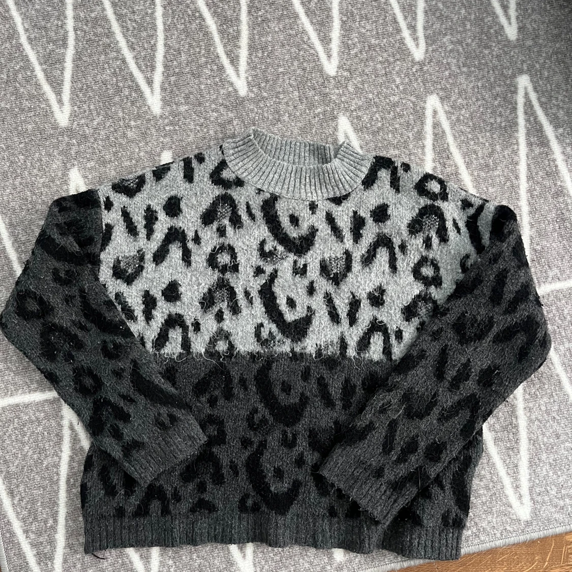 Stickad tröja leopard