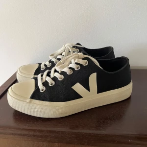 Veja skor - Säljer mina nya veja skor. Dem är använda 1/2 gånger så i nyskick! Köpta i början av sommaren, men Kimmel tyvärr inte till användning❤️ Nypriset är 1500kr