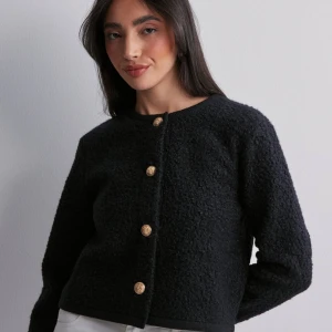 Supersöt kofta! - Säljer nu min jätte fina kofta från Gina tricot!! Skriv för fler bilder och klicka gärna inte på köp nu utan skriv först!!❤️