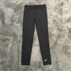 Tights  - Tights från Nike, i stl 137-146 (M) Jättefina