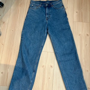 Blå jeans från Weekday - Säljer ett par blå jeans från Weekday i modellen Galaxy Loose Straight Jeans. De har en loose passform med raka ben. Använda 1 eller 2 gånger. pris går att diskuteras 