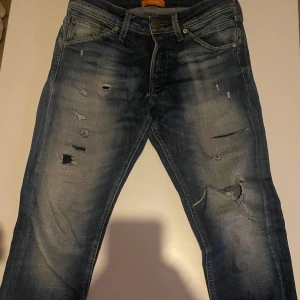 Jack and Jones jeans  - Säljer nu dessa feta jack and Jones slim Glenn jeans ☀️🌊 jeansen har ett litet hål på baksidan nära skrevet men går lätt att laga. Hör av er vid frågor eller funderingar. 